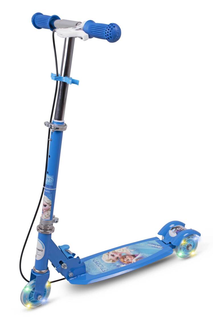 اسکوتر کودکان با طراحی بدنه‌ی کارتونی آبی فروزن، با دو چرخ عقبی، دسته‌ با ارتفاع قابل تنظیم و ترمز دستی